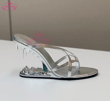 Метален зъб Странен стил Сандали на петата Моден дизайнер на марката 2023 Пролет Секси отворени пръсти Кожен стил Висок ток Romen сандали
