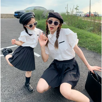 Мама и дъщеря съвпадащи дрехи 2023 Летен корейски стил разрошена риза с ръкав и плисирана пола Небрежен комплект от две части