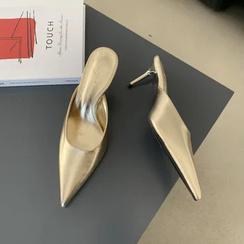 Обувки Жена 2023 Женски чехли Мулета на ток Ниски луксозни слайдове Заострени пръсти Нов висок тънък дизайнер Рим Fabric PU Fashion Basic